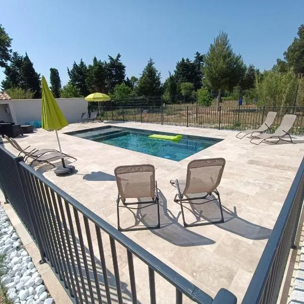 Maison indépendante avec piscine, 10min Avignon，位于Pujaut的酒店
