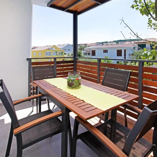 Santa Cruz Apartments Supetar，位于苏佩塔尔的酒店