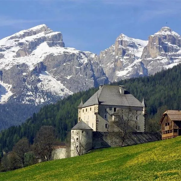 Luxury Chalet at the Foot of the Dolomites by the Castle，位于拉维拉的酒店