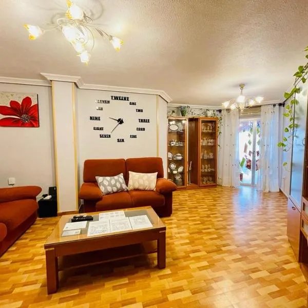 Apartamentos MERIDA LUDICA parking gratis en el centro de la ciudad，位于梅里达的酒店