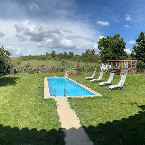 White Tree JARA - Casa Rural para grupos con piscina en Zamora，位于Rabanales的酒店