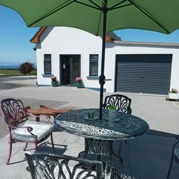 Luxury holiday rental with sea views on the Wild Atlantic Way，位于Heirhill的酒店