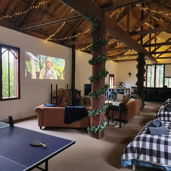 DAYLESFORD Frog Hollow Estate THE BARN - Wanting a different experience - Stay in the Barn - Table Tennis Table - Cinema Projector - Bar - Wood Fireplace - 3 QUEEN BEDS - A fun place for everyone，位于Glenlyon的酒店