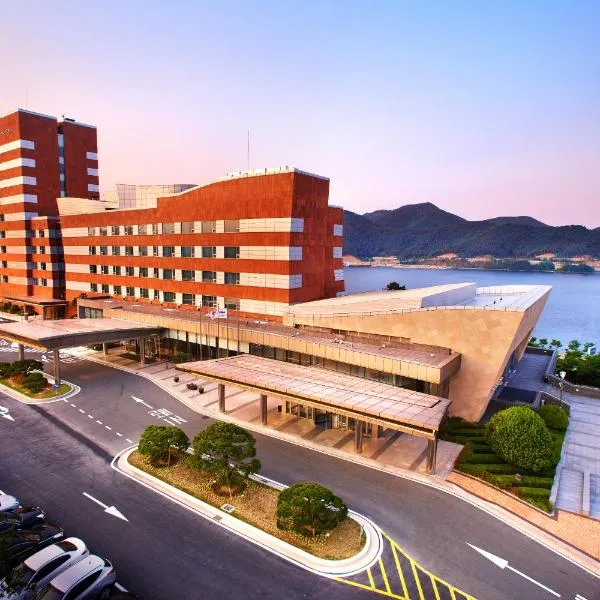 Geoje Samsung Hotel，位于Sŏmun的酒店