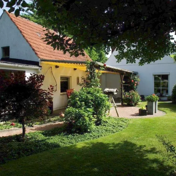 Gemütliches Haus mit großem traumhaften Garten，位于Elsfleth的酒店