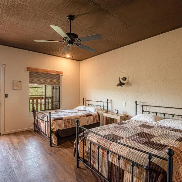 Miners Cabin #3 -Two Double Beds - Private Balcony - Walk to the Action，位于汤姆斯通的酒店