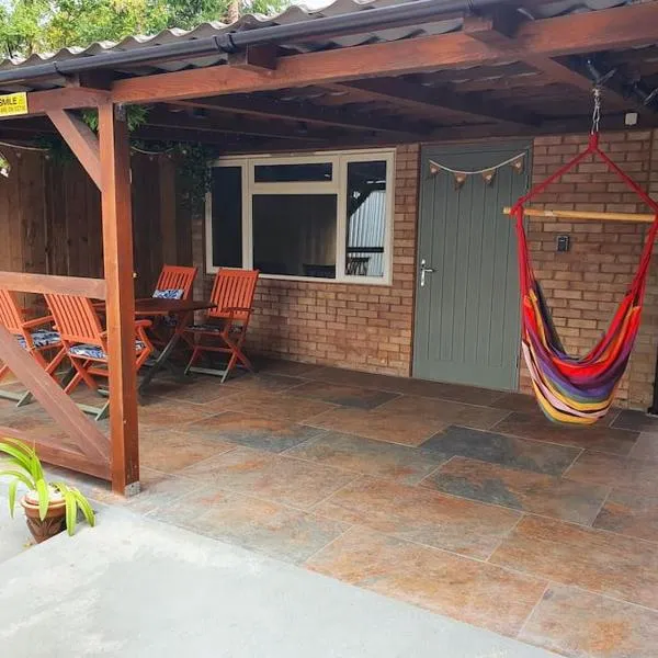 DOG FRIENDLY little bungalow with patio & private driveway，位于凯辛兰的酒店