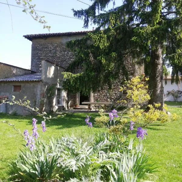 Gîte site médiéval 6 personnes (Gîte De France 2*)，位于Brézins的酒店