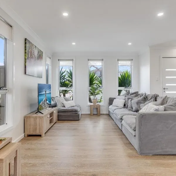 Stylish family home, centrally located.，位于Thirlmere的酒店