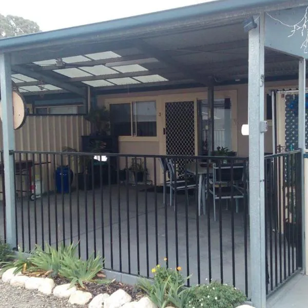 Blue Line Retreat - Unit 3，位于Port Vincent的酒店