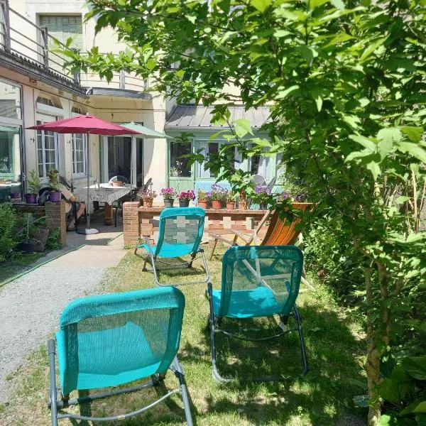Maison Violette en Berry - chambres d'hôtes vintage face au marché d'Aigurande，位于Aigurande的酒店