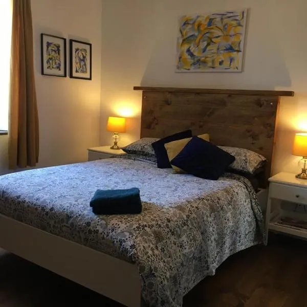 Bleu Lavande Chambre d’Hotes (B&B)，位于Saint-Calais-du-Désert的酒店