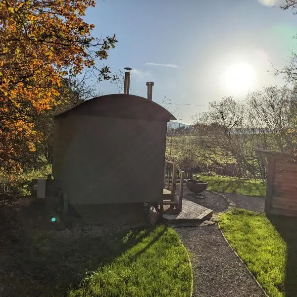 Hut In The Glade, Shepherds Hut with Hot Tub,位于Fryup的酒店