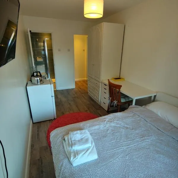 EnSuite Room with private shower, walking distance to Harry Potter Studios，位于利夫斯登格林的酒店