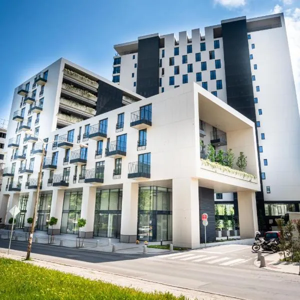 Luxury apartment in building K55 with free garage，位于瓦尔纳的酒店