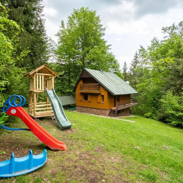 Cottage Ocovan Krpacovo-Lake-BBQ-Forest-Kids playground-Views，位于Horná Lehota的酒店
