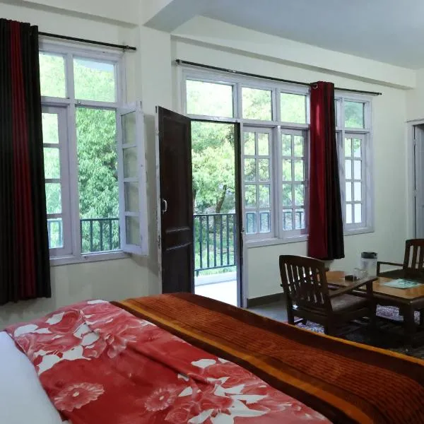 Paradise Guest House Dalhousie- Near Panchpula Water Fall，位于Lāhri的酒店