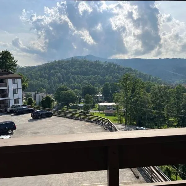 CITY & MOUNTAIN VIEW 5 Mins from downtown Gatlinburg，位于加特林堡的酒店