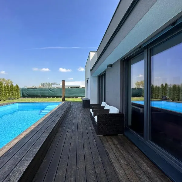 GOLF POOL VILLA，位于Šajdíkove Humence的酒店