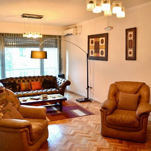 FANTASTICO con COCHERA en PLENO CENTRO，位于拉普拉塔的酒店