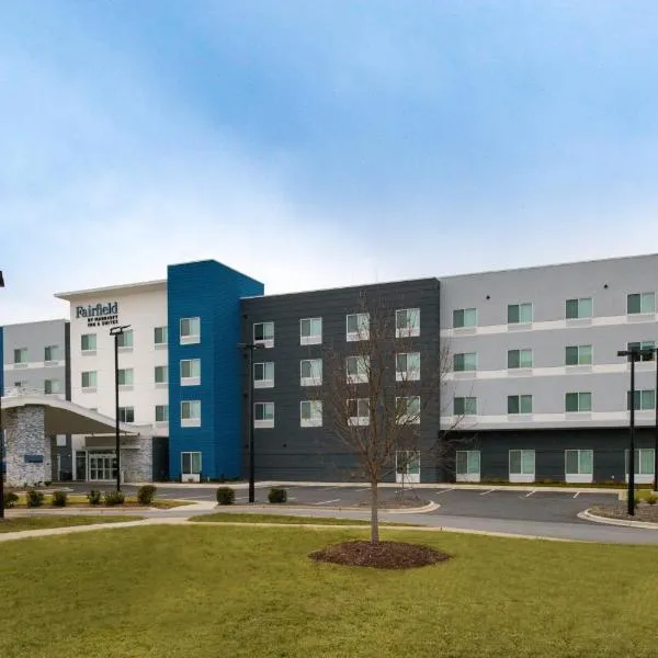 Fairfield Inn & Suites by Marriott Charlotte University Research Park，位于Bahama Park的酒店