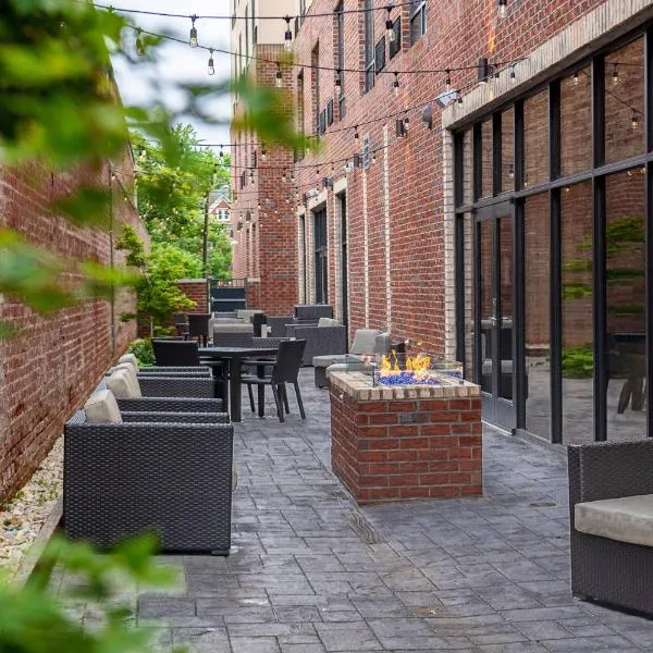 Courtyard Winston-Salem Downtown，位于Williamsburg Square的酒店