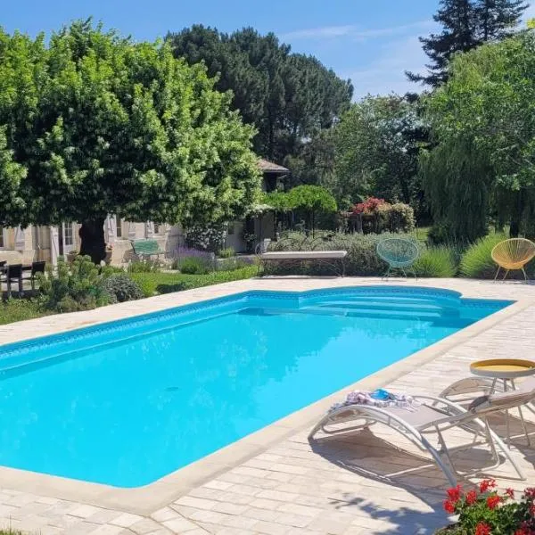 Au Do'Mayne des Bouilles - Spa & Piscine，位于Lussac的酒店
