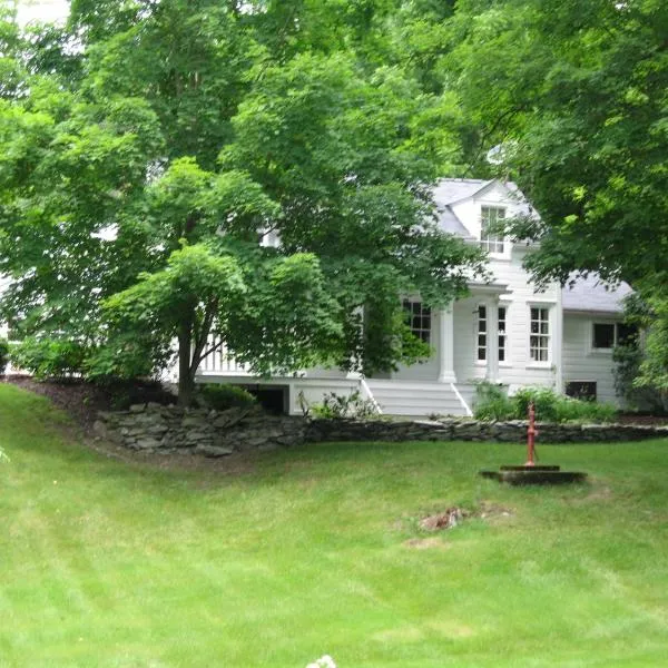 Private setting on country farm near Rhinebeck，位于Clinton Corners的酒店