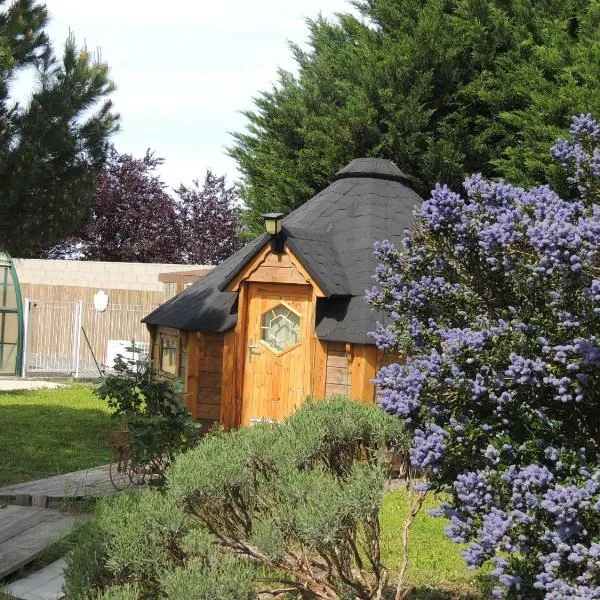 CHALET ATYPIQUE KOTA NOAH location en gîte salle d'eau privative à 20m，位于Chazemais的酒店