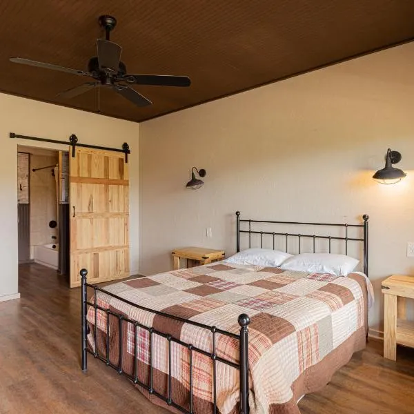 Miners Cabin #2 - One Queen Bed - Accessible Room - Private Balcony，位于汤姆斯通的酒店