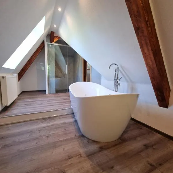 Klimaanlage, 5 Sterne Bahnhoftraum, Appartement "Waldliebe" 133qm, große Terrasse 70qm, QR Code scannen für virtuellen Rundgang, Premium Ausstattung，位于布劳恩费尔斯的酒店