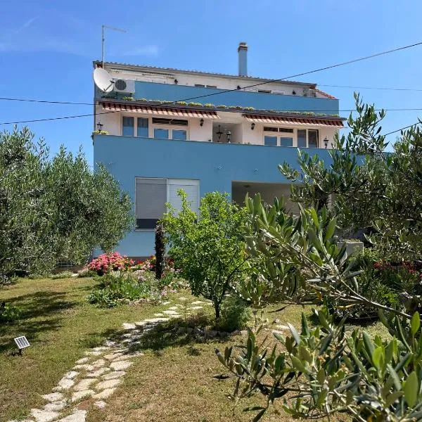 Mare i Kate Apartmani，位于特里班的酒店