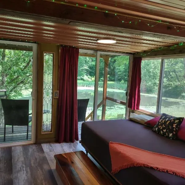 Pollinator Tiny Cabin, Ev-hot Tub-sauna-waterview，位于McArthur的酒店