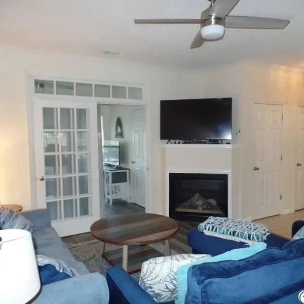 2 BR Condo W/ Golf Cart & Pool (Pet-Friendly)，位于默特尔比奇的酒店