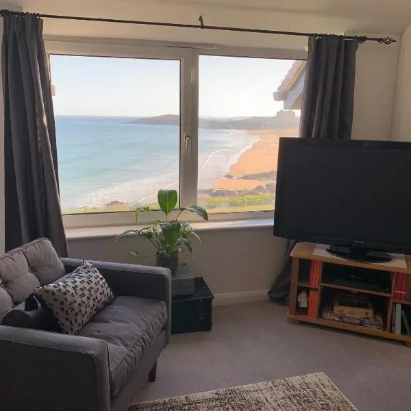Two bed flat with stunning views over Fistral Bay!，位于佩伦波斯的酒店