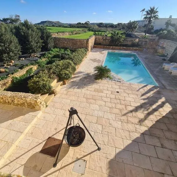 Farmhouse Villa with Large Pool and Garden in Gozo，位于阿尔卜的酒店