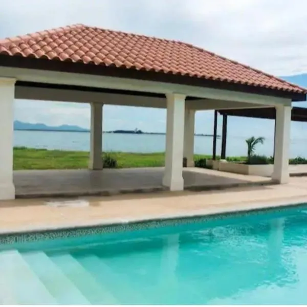 Impeccable 2-BR Apartment-Ornella Villa at Bayfront Villa，位于Caymanas的酒店