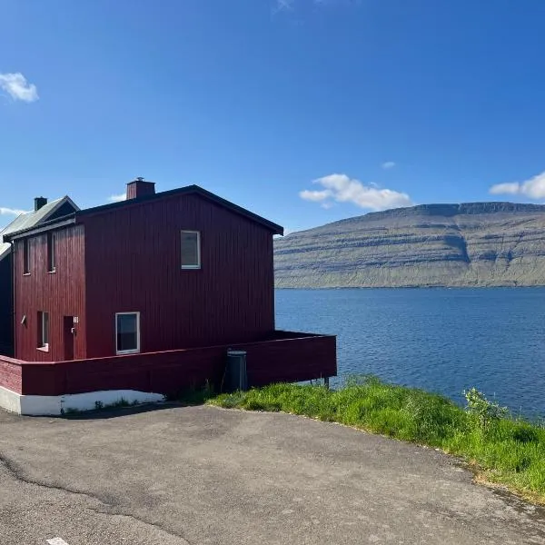 The Cozy red house with Amazing sea view，位于克拉克斯维克的酒店