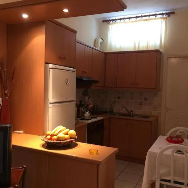 Charming Cottage 2 Mins Walk to Beach，位于Áyios Spirídhon的酒店