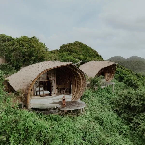 Kini Resort - Oceanfront Bamboo Eco Lodges，位于Labuanlalar的酒店