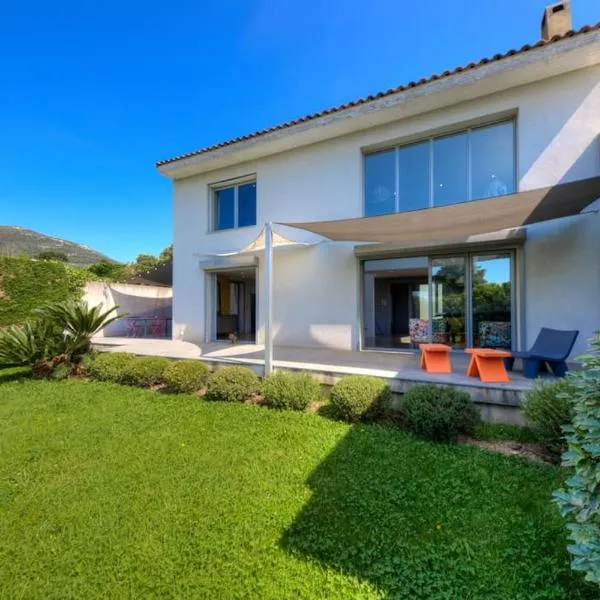 Villa Contemporaine à Carros les plans，位于卡罗的酒店