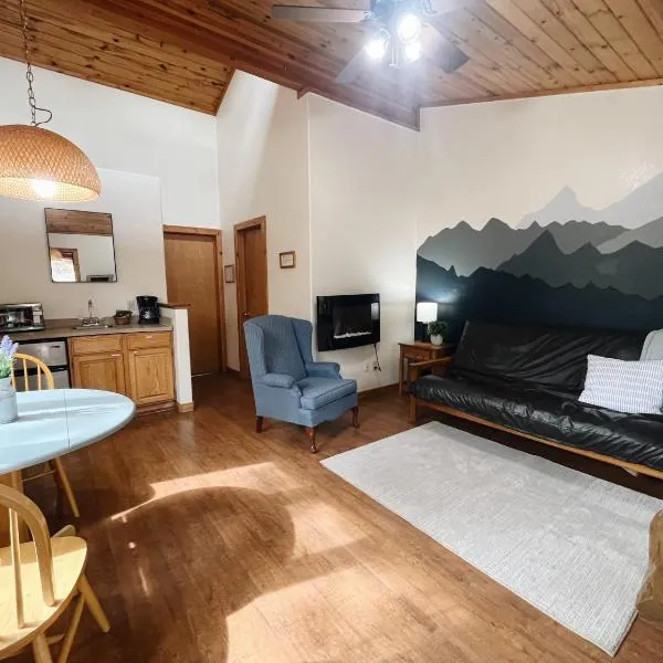 Cozy Cabin close to downtown Woodland Park，位于伍德兰帕克的酒店