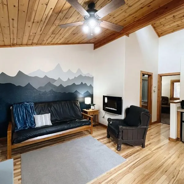 Cozy Cabin suite bed and breakfast，位于伍德兰帕克的酒店