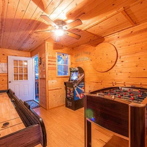 Cabin #3 Rainbow Trout - Pet Friendly- Sleeps 6 - Playground & Game Room，位于Forest Lakes Estates的酒店