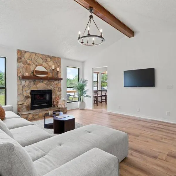 Spacious Home Near Beach, Large Yard, Game Room and Dog Friendly，位于杰克逊维尔的酒店