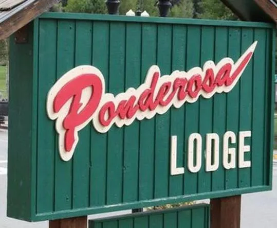 Ponderosa Lodge，位于Eagle Nest的酒店