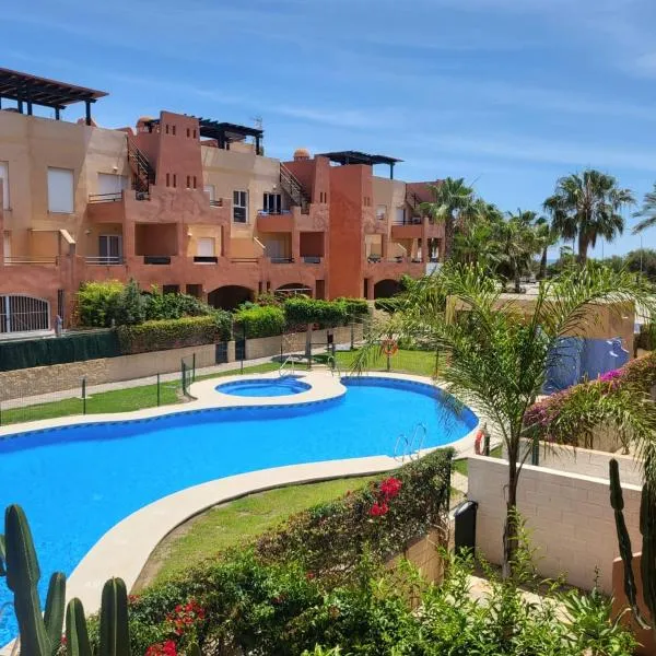 Apartamento coqueto con terraza y cerca de la piscina comunitaria y de la playa!，位于Playas de Vera的酒店