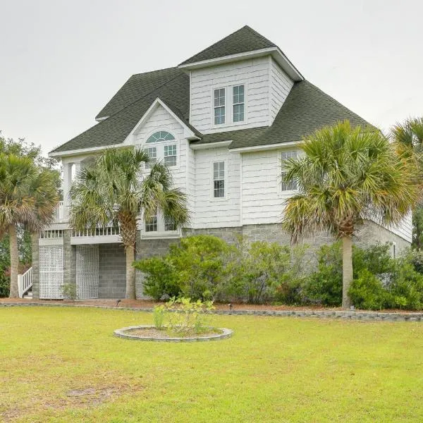 Harkers Island Vacation Rental with Pool Table!，位于Harkers Island的酒店