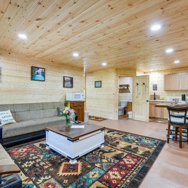 Charming Cabin Near Roaring River State Park!，位于Cassville的酒店