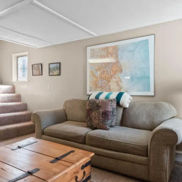 Cozy house close to Main St in downtown Leadville!，位于莱德维尔的酒店